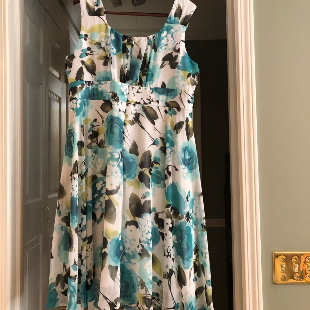 Gorgeous Floral dress. 🌺💐